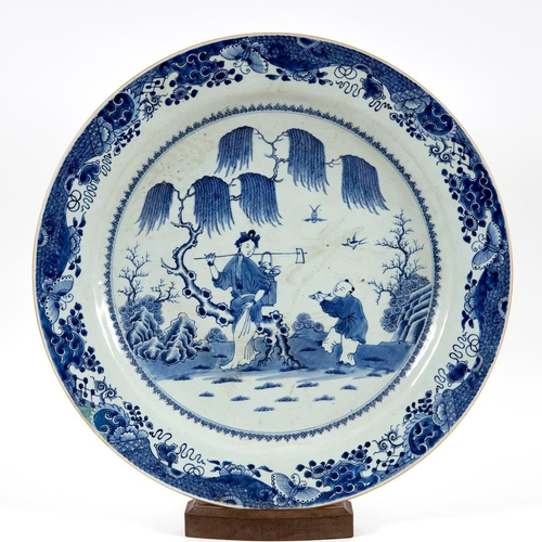 895 - LARGE CHINESE PORCELAIN BLUE AND WHITE EXPORT CHARGER, QIANLONG. A large porcelain charger, the cent... 