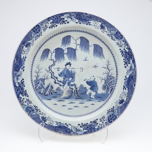 895 - LARGE CHINESE PORCELAIN BLUE AND WHITE EXPORT CHARGER, QIANLONG. A large porcelain charger, the cent... 