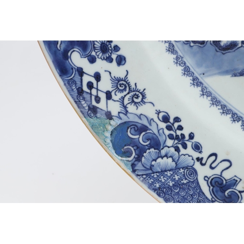 895 - LARGE CHINESE PORCELAIN BLUE AND WHITE EXPORT CHARGER, QIANLONG. A large porcelain charger, the cent... 