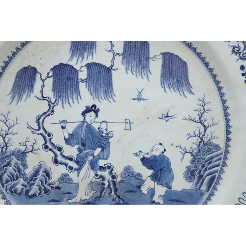 895 - LARGE CHINESE PORCELAIN BLUE AND WHITE EXPORT CHARGER, QIANLONG. A large porcelain charger, the cent... 