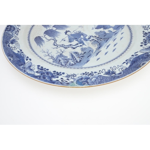 895 - LARGE CHINESE PORCELAIN BLUE AND WHITE EXPORT CHARGER, QIANLONG. A large porcelain charger, the cent... 