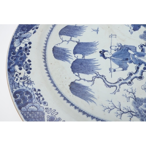 895 - LARGE CHINESE PORCELAIN BLUE AND WHITE EXPORT CHARGER, QIANLONG. A large porcelain charger, the cent... 