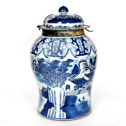 897 - A LARGE CHINESE PORCELAIN BLUE & WHITE JAR AND COVER - QIANLONG. A large porcelain blue and white ja... 