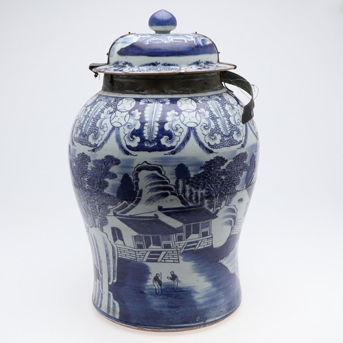 897 - A LARGE CHINESE PORCELAIN BLUE & WHITE JAR AND COVER - QIANLONG. A large porcelain blue and white ja... 