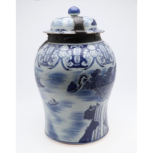 897 - A LARGE CHINESE PORCELAIN BLUE & WHITE JAR AND COVER - QIANLONG. A large porcelain blue and white ja... 