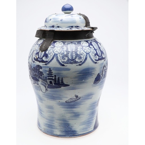 897 - A LARGE CHINESE PORCELAIN BLUE & WHITE JAR AND COVER - QIANLONG. A large porcelain blue and white ja... 