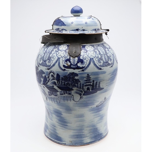 897 - A LARGE CHINESE PORCELAIN BLUE & WHITE JAR AND COVER - QIANLONG. A large porcelain blue and white ja... 