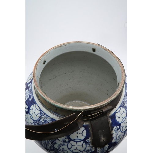 897 - A LARGE CHINESE PORCELAIN BLUE & WHITE JAR AND COVER - QIANLONG. A large porcelain blue and white ja... 