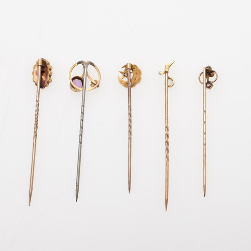 1020 - AN AMETHYST AND PEARL STICK PIN. mounted with a circular-cut amethyst and a small  pearl, in gold, t... 