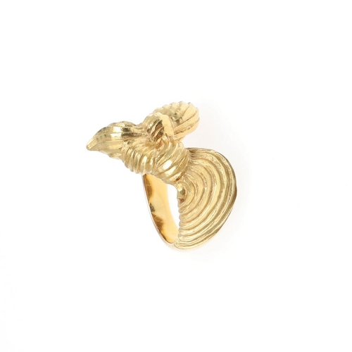 1058 - AN 18CT GOLD BOW RING. with ridged decoration, hallmarked for London 1970, 14.5 grams. Size M 1/2.  ... 