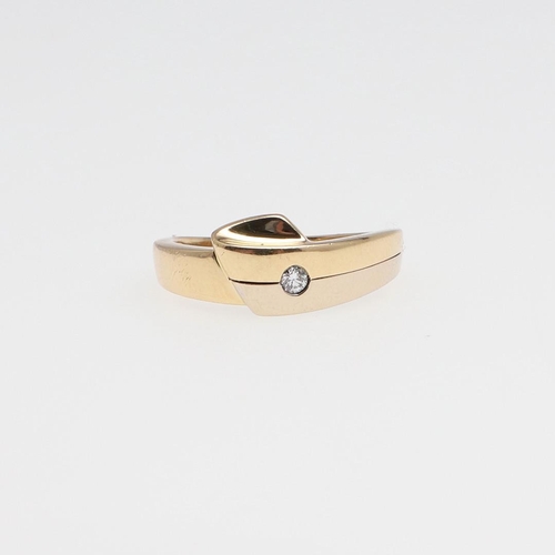 1077 - AN 18CT GOLD AND DIAMOND ABSTRACT RING. set with a circular-cut diamond, 5.2 grams. Size R.  *CR  So... 