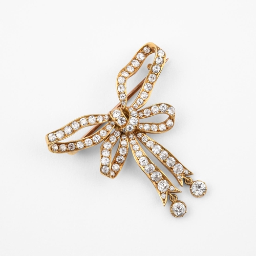 1281 - A DIAMOND SET RIBBON BROOCH PENDANT. the tied ribbon design is set overall with graduated circular-c... 