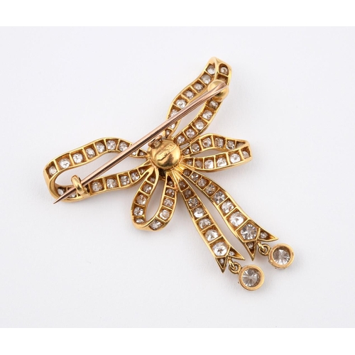 1281 - A DIAMOND SET RIBBON BROOCH PENDANT. the tied ribbon design is set overall with graduated circular-c... 