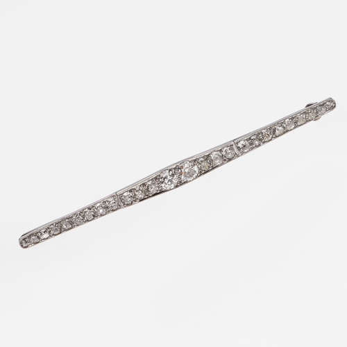 1286 - AN EDWARDIAN DIAMOND BROOCH. millegrain set with a row of graduated old cushion-cut diamonds, 8.5cm ... 