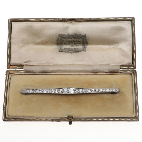 1286 - AN EDWARDIAN DIAMOND BROOCH. millegrain set with a row of graduated old cushion-cut diamonds, 8.5cm ... 