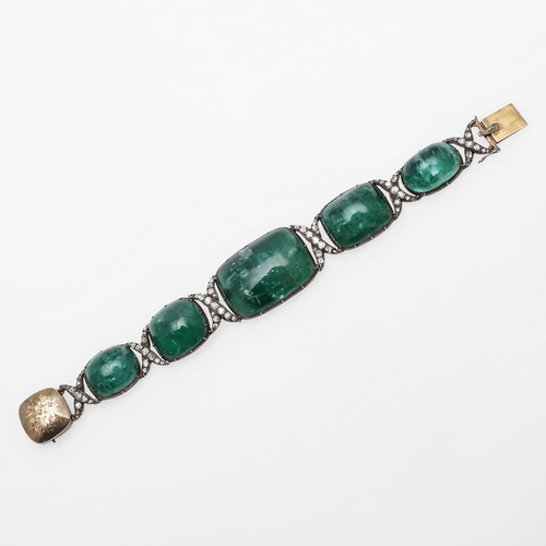 1287 - AN EMERALD AND DIAMOND BRACELET. formed with five graduated oval-shaped foil backed cabochon emerald... 