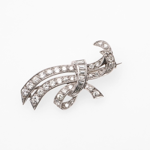 1290 - AN ART DECO DIAMOND BROOCH. of stylised ribbon design, mounted with baguette-cut diamonds and milleg... 