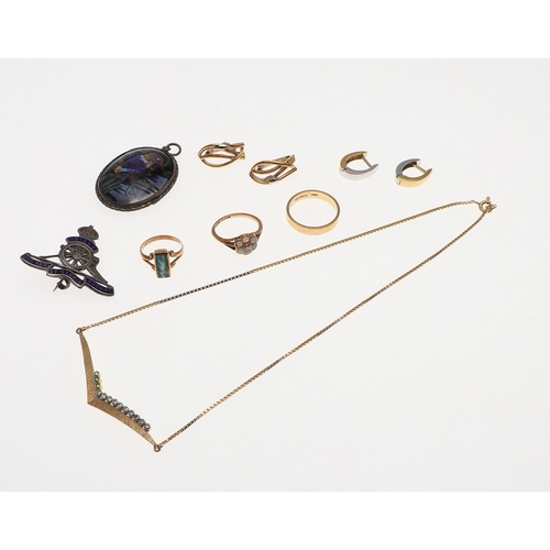 899 - A QUANTITY OF JEWELLERY. including an 18ct gold wedding band, 4.0 grams, size O 1/2, a pair of 18ct ... 