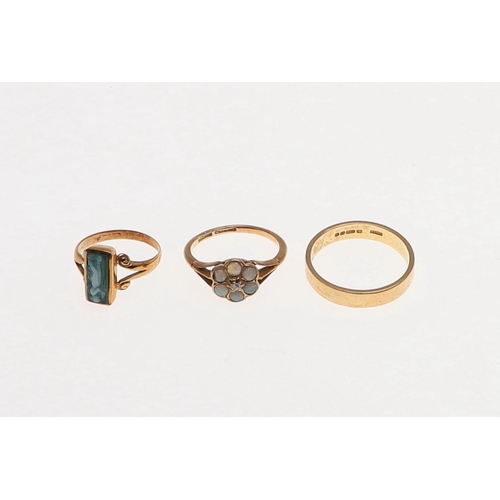 899 - A QUANTITY OF JEWELLERY. including an 18ct gold wedding band, 4.0 grams, size O 1/2, a pair of 18ct ... 