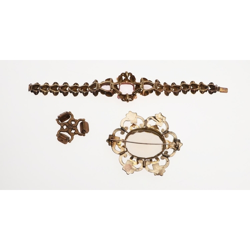 902 - A QUANTITY OF JEWELLERY. including a large citrine and gold brooch, 6cm wide, 22.6 grams, an amethys... 