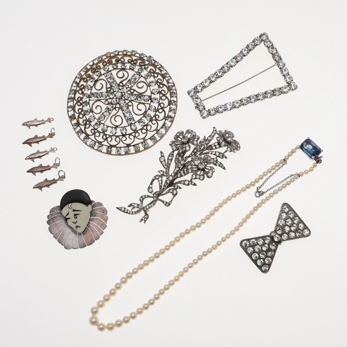 905 - A QUANTITY OF ASSORTED PASTE SET JEWELLERY. including a foliate spray brooch, a bow brooch, also a s... 