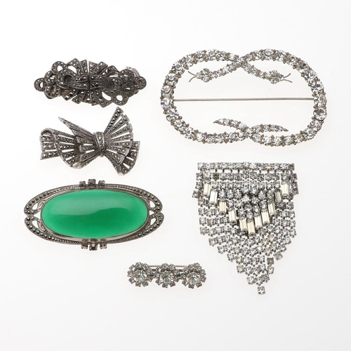 907 - A QUANTITY OF JEWELLERY. including a pair of oval-shaped 18ct gold cufflinks and two 18ct gold dress... 