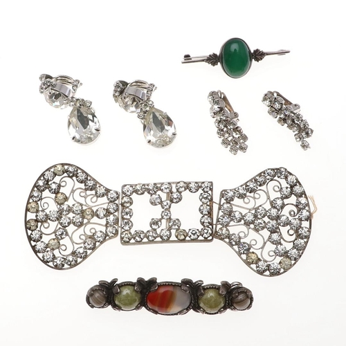 907 - A QUANTITY OF JEWELLERY. including a pair of oval-shaped 18ct gold cufflinks and two 18ct gold dress... 