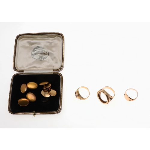 907 - A QUANTITY OF JEWELLERY. including a pair of oval-shaped 18ct gold cufflinks and two 18ct gold dress... 