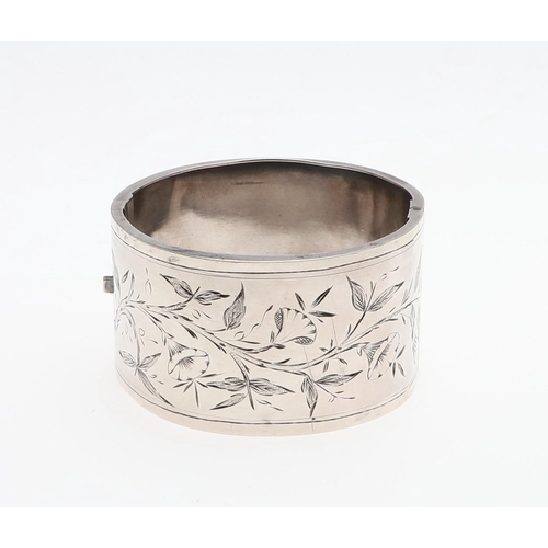 908 - A QUANTITY OF JEWELLERY. including a wide silver half hinged bangle, with foliate decoration to one ... 