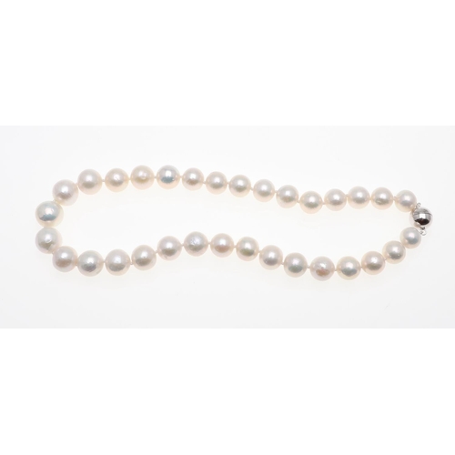 909 - A QUANTITY OF JEWELLERY. including a a single row cultured freshwater pearl necklace, with magnetic ... 