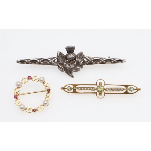 913 - A QUANTITY OF JEWELLERY. including a 9ct gold brooch mounted with circular-cut peridots and half pea... 