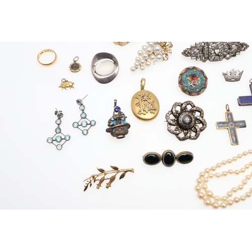 919 - A QUANTITY OF ASSORTED JEWELLERY AND COSTUME JEWELLERY. including a banded agate and gold brooch, a ... 