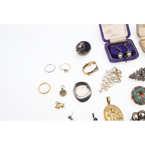 919 - A QUANTITY OF ASSORTED JEWELLERY AND COSTUME JEWELLERY. including a banded agate and gold brooch, a ... 