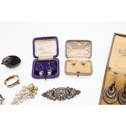 919 - A QUANTITY OF ASSORTED JEWELLERY AND COSTUME JEWELLERY. including a banded agate and gold brooch, a ... 