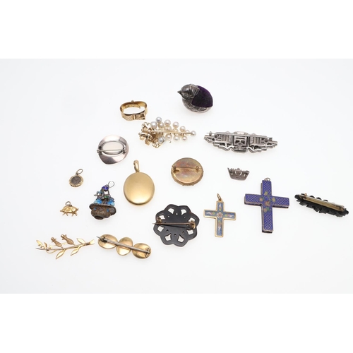 919 - A QUANTITY OF ASSORTED JEWELLERY AND COSTUME JEWELLERY. including a banded agate and gold brooch, a ... 