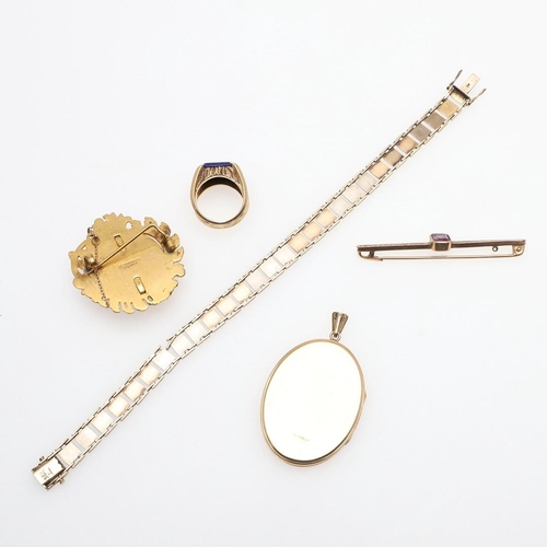 922 - A QUANTITY OF JEWELLERY. including a 9ct two colour gold panel bracelet, 19.5cm long, 12.0 grams, a ... 