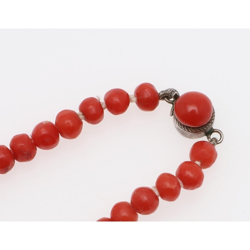 925 - A SINGLE ROW GRADUATED CORAL BEAD NECKLACE. the beads graduate from approximately 4.4mm to 11.0mm to... 