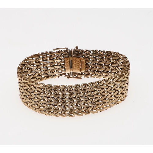 931 - A 9CT GOLD BRACELET. of openwork woven design, with concealed clasp, 19.5cm long, 39.4 grams.  *CR  ... 