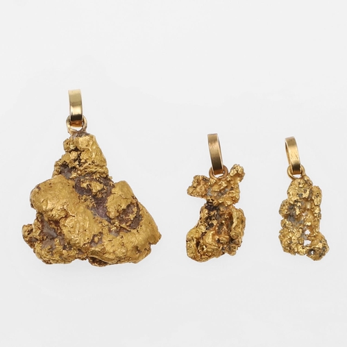 936 - A GOLD NUGGET PENDANT. 2cm long, together with two smaller nugget pendants, total weight of pendants... 