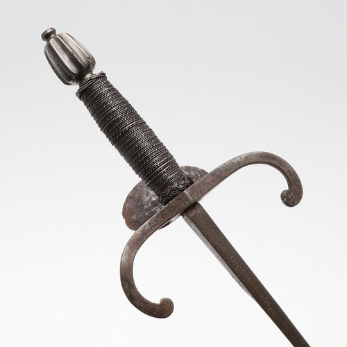 106 - A 17TH CENTURY STYLE 'LEFT HAND' DAGGER. With a 35cm tapering triangular blade with pointed end and ... 