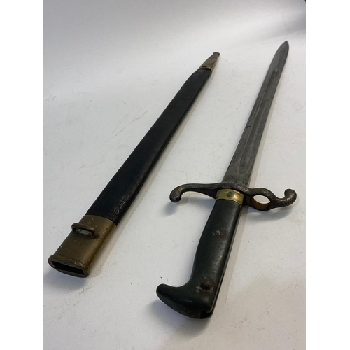 109 - A BAVARIAN M.1871 SWORD BAYONET AND SCABBARD. A Bavarian M.1871 Sword Bayonet with a 47cm pointed an... 