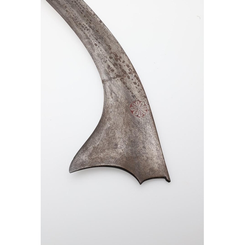 134 - A 19TH CENTURY NEPALESE KORA SWORD. With a 46cm curved blade with shaped flared end, sharpened cutti... 