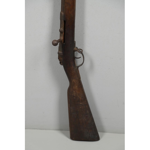 16 - VICTORIAN MAUSER 1871/1874 BREECH LOADING RIFLE. With an 82cm barrel with breech loading bolt-action... 