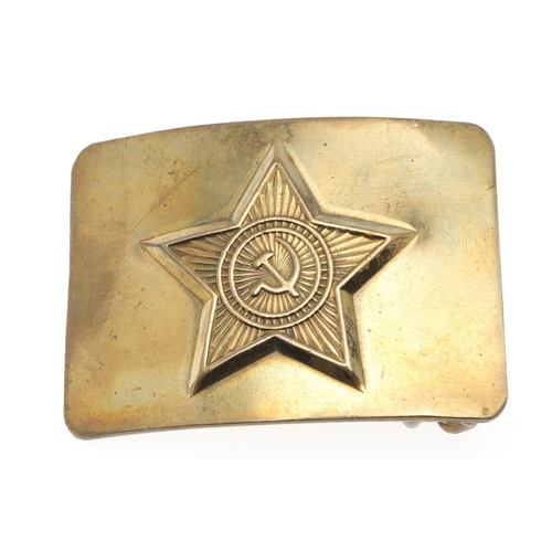 163 - A SECOND WORLD WAR RUSSIAN ARMY BELT BUCKLE. A brass belt buckle with central embossed Soviet red st... 