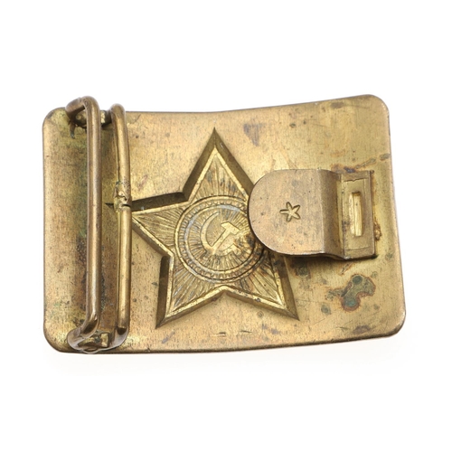 163 - A SECOND WORLD WAR RUSSIAN ARMY BELT BUCKLE. A brass belt buckle with central embossed Soviet red st... 