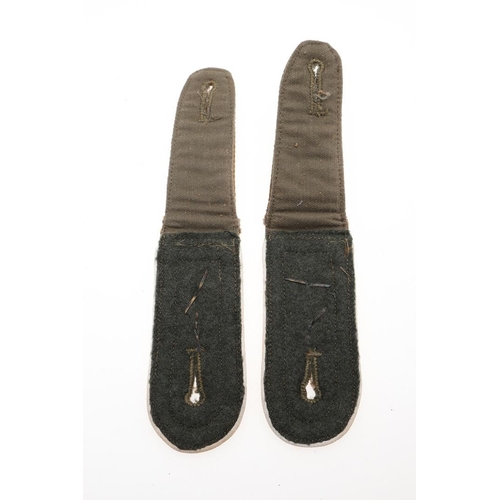 186 - A PAIR OF SECOND WORLD WAR GERMAN AFRIKAKORPS INFANTRY SHOULDER STRAPS. A pair of Afrikakorps Infant... 