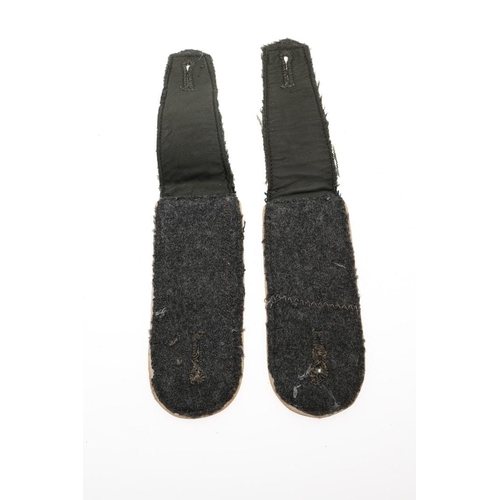 188 - A PAIR OF SECOND WORLD WAR GERMAN INFANTRY PRIVATE'S SHOULDER STRAPS. A pair of Infantry Private's s... 