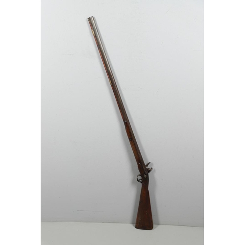 19 - A LATE 18TH CENTURY FLINTLOCK GUN BY MORRIS. With a 94cm tapering barrel with proof marks and decora... 