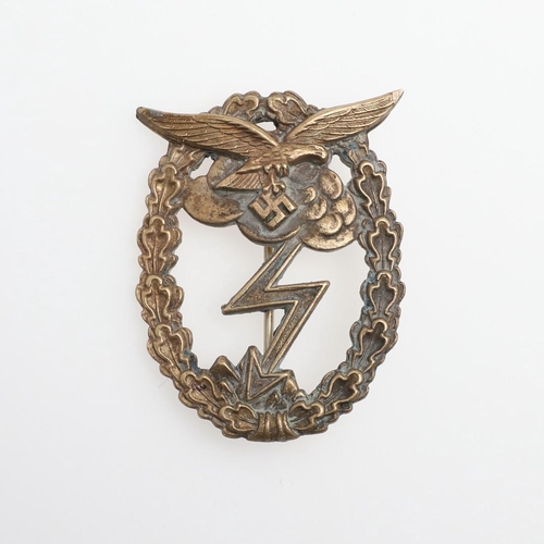 198 - A GERMAN LUFTWAFFE GROUND COMBAT BADGE. A ground combat badge with Luftwaffe eagle with swastika in ... 