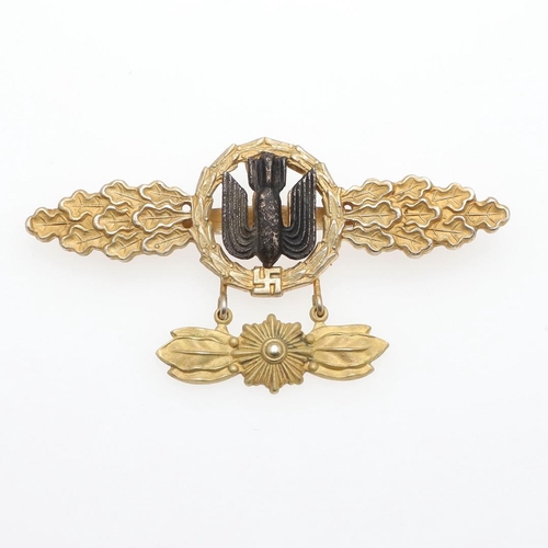 200 - A GERMAN LUFTWAFFE BOMBER CLASP IN GOLD WITH PENDANT FOR 100 COMBAT FLIGHTS. A Luftwaffe Bomber clas... 